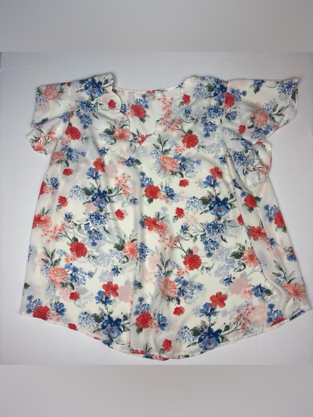 Cato Women 18W 20W Shirt White Peach Blue Floral Scalloped Neckline Polyester